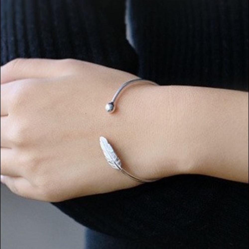 πΊ STERLING SILVER PLATINUM PLATED FEATHER BANGLE - Picture 7 of 8